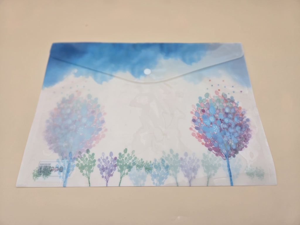 Pochette Plastique A4 – Motif Aquarelle Ciel Bleu & Arbres Pastel, Bouton-Pression