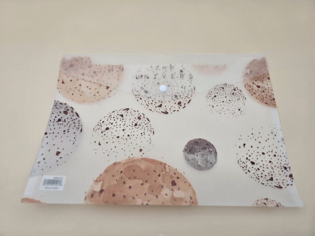 Pochette Plastique A4 – Motif "The Univers" Planètes Terrazzo Beige & Gris, Bouton-Pression