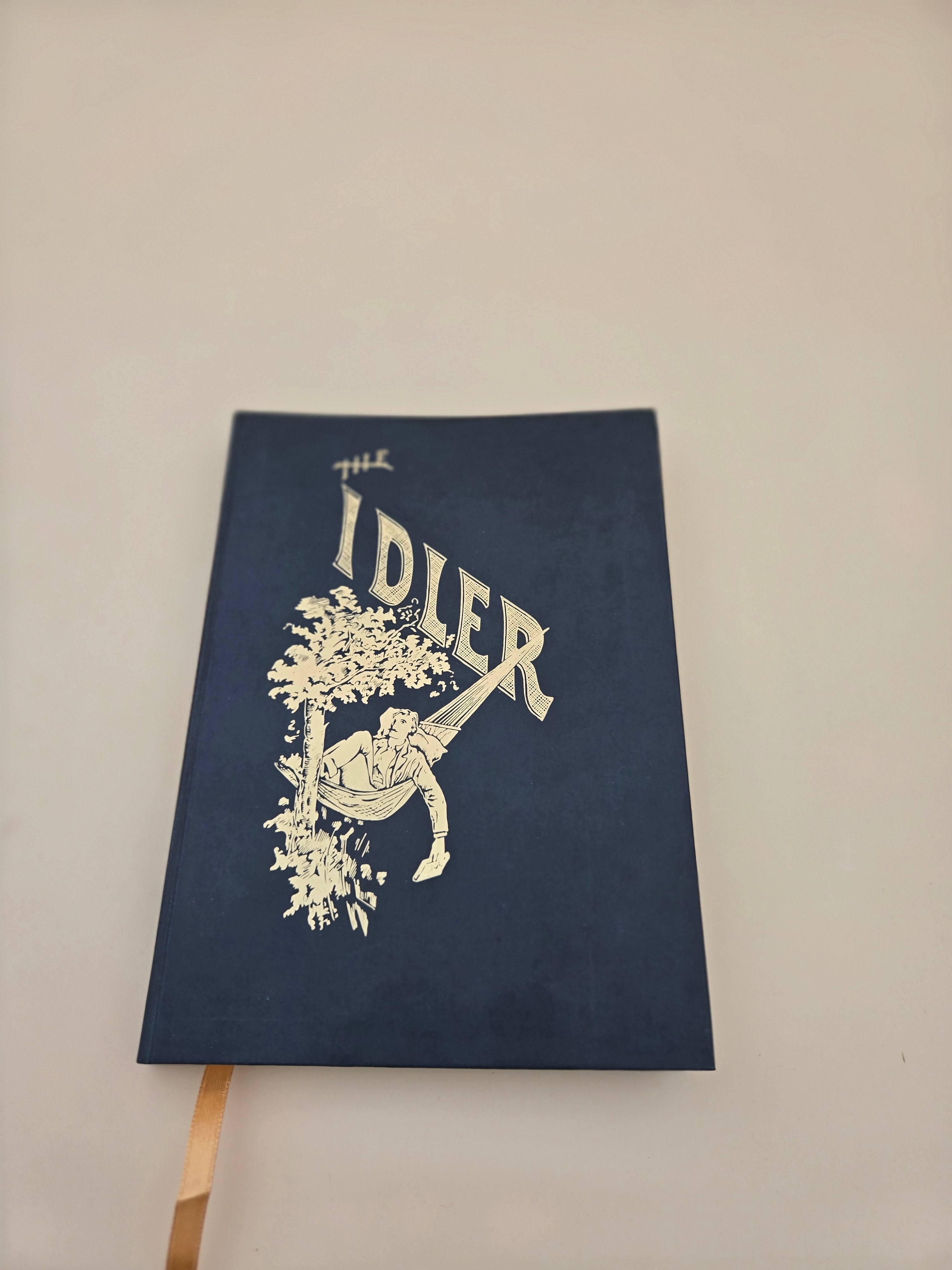Carnet Ligné "The Idler" – Couverture Rigide Bleu Marine & Dorée, Marque-Page