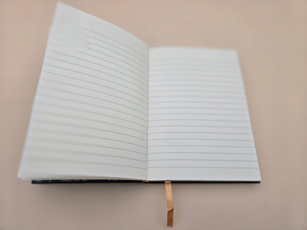 Carnet Ligné "The Idler" – Couverture Rigide Bleu Marine & Dorée, Marque-Page