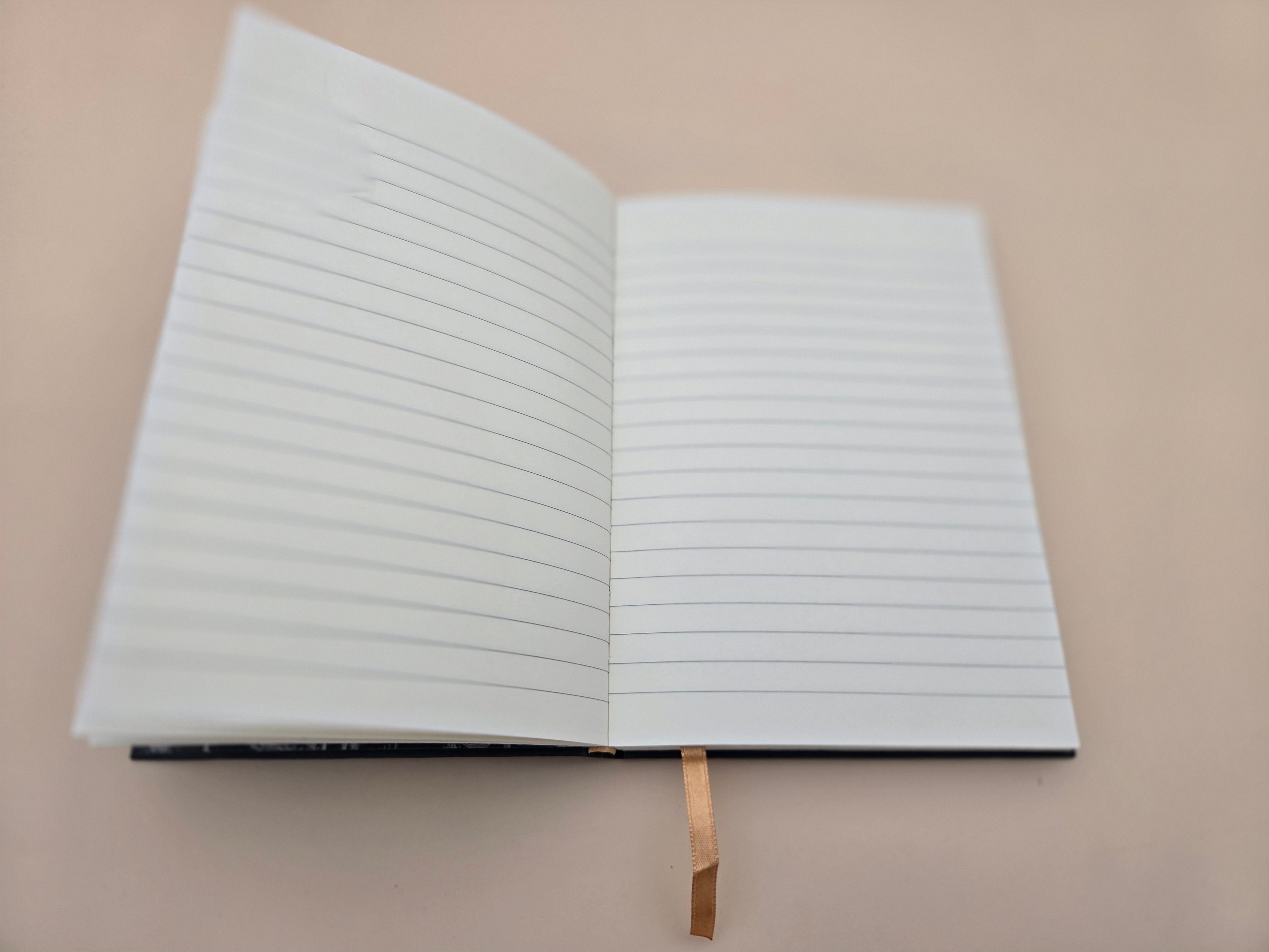 Carnet Ligné "The Idler" – Couverture Rigide Bleu Marine & Dorée, Marque-Page