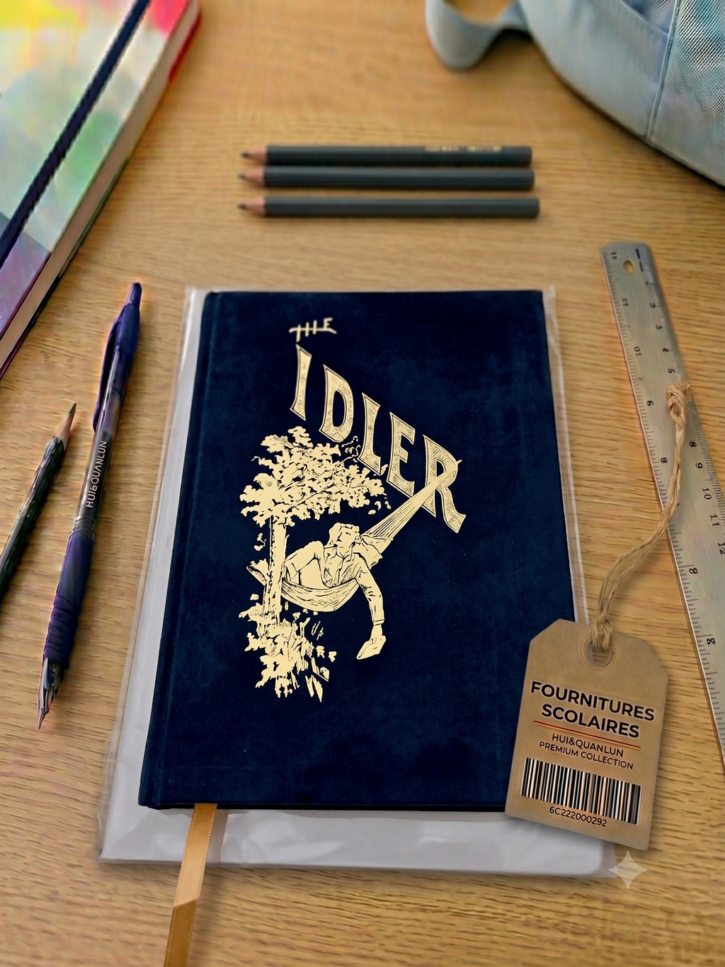 Carnet Ligné "The Idler" – Couverture Rigide Bleu Marine & Dorée, Marque-Page