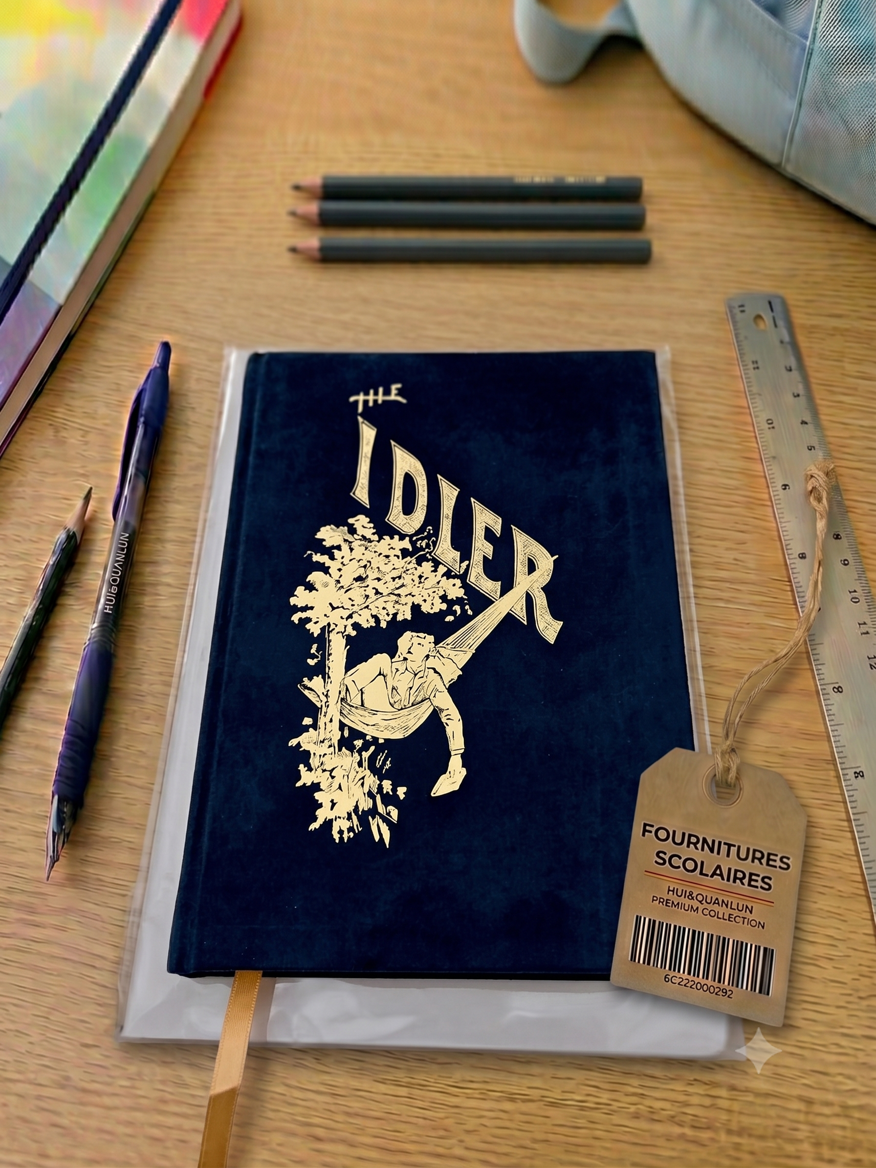 Carnet Ligné "The Idler" – Couverture Rigide Bleu Marine & Dorée, Marque-Page