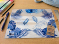 Pochette Plastique A4 – Motif Feuilles Tropicales Bleues Indigo (Palmier, Monstera), Bouton-Pression