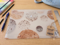 Pochette Plastique A4 – Motif "The Univers" Planètes Terrazzo Beige & Gris, Bouton-Pression